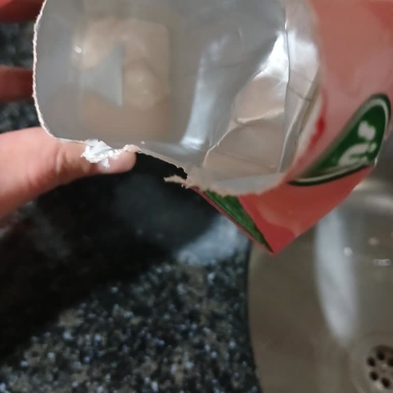 Anpa Gross'tan Çilekli Sütlerde Pütürlü Ve Bozulmuş Ürünler, Çocuk Sağlığını Tehdit Ediyor