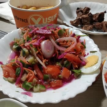 Aşırı Büyük Soğan Ve Yanıltıcı Salata İçeriği