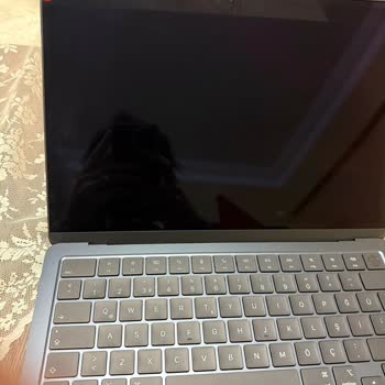Apple Authorized Services Contradict Each Other Over MacBook Air Screen Defect