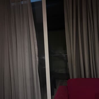 Ramada Encore'da Balkonlu Oda Sözü Verildi, Karanlık Ve Kirli Kümes Oda Sunuldu