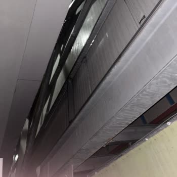 Ramada Encore'da Balkonlu Oda Sözü Verildi, Karanlık Ve Kirli Kümes Oda Sunuldu