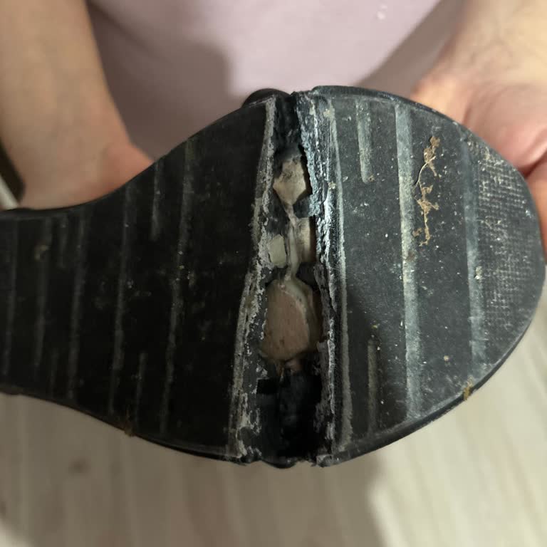 Ayakkabının Tabanı On Kez Kullanımda Yarıldı, Değişim İstiyorum