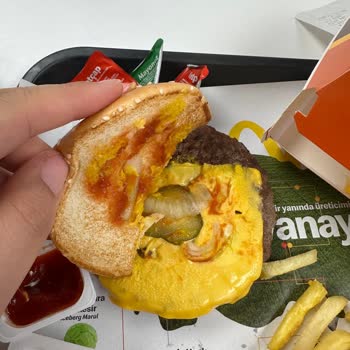 İzmir Agora'da Kalitesiz Hamburger Ve Çalışan Tartışması