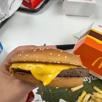 İzmir Agora'da Kalitesiz Hamburger Ve Çalışan Tartışması