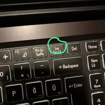 Servis Hatası Nedeniyle Aşırı Isınma Ve Kırık Klavye Çerçevesi