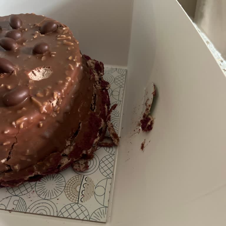 Düşmüş Ve Yamulmuş Pasta, Doğum Günü İçin Acil Çözüm Gerekiyor