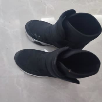 Kar Geçirmez Olması Gereken Çocuk Botu Su Geçiriyor