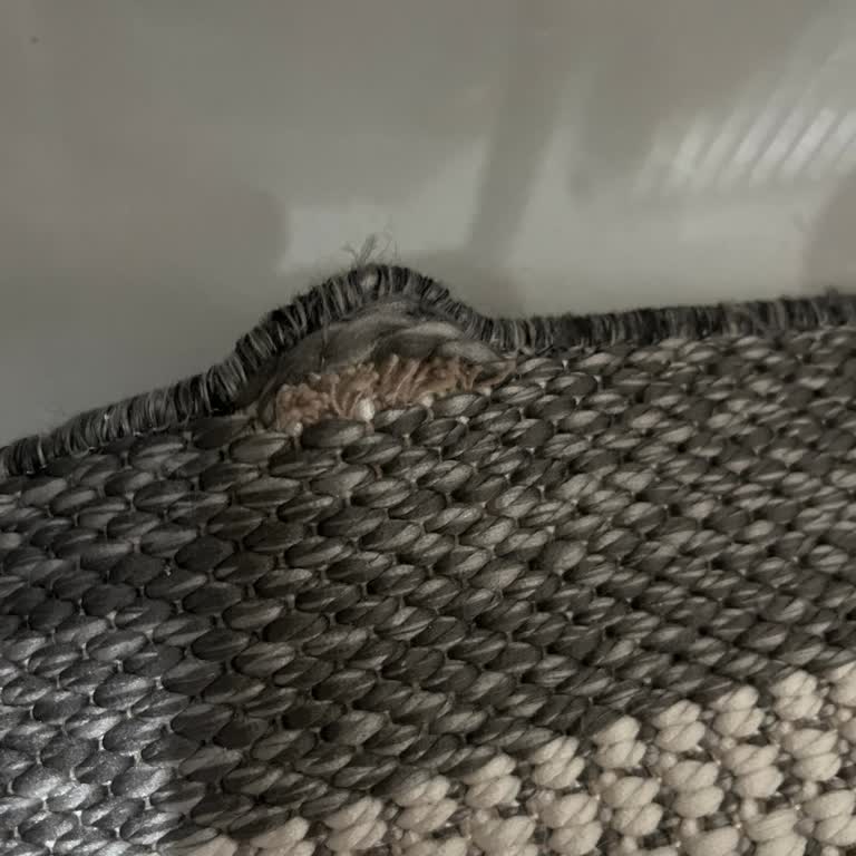 Yetersiz Yıkama Talimatı Nedeniyle Halının Kenarları Söküldü Değişim Talebi