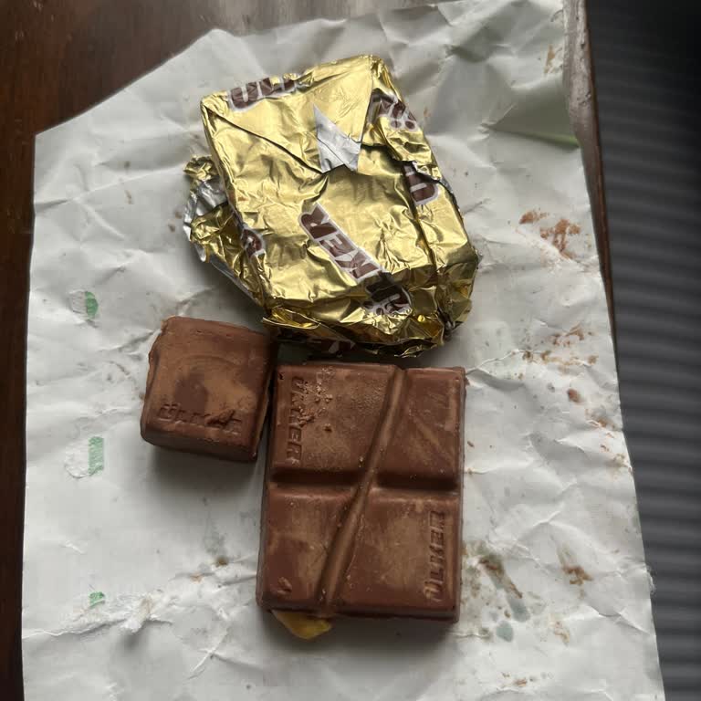 Ülker Antep Fıstıklı Çikolata Bozulmuş Ve Son Kullanma Tarihi Geçmemiş, Sağlık Endişesi