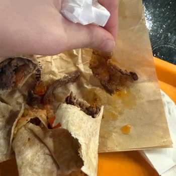 Köfteci Yusuf Şubesinde Yağlı Döner, Sert Lavaş Ve Saygısız Personel Şikayeti