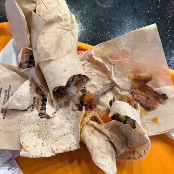 Köfteci Yusuf Şubesinde Yağlı Döner, Sert Lavaş Ve Saygısız Personel Şikayeti