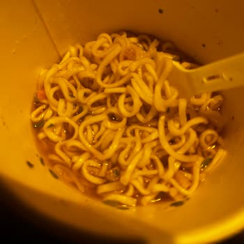 Tavuklu Noodle’da Yanlış Et Ve Aşırı Kötü Koku, Sağlık Riski