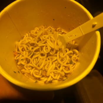 Tavuklu Noodle’da Yanlış Et Ve Aşırı Kötü Koku, Sağlık Riski