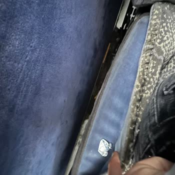 Metro Turizm Otobüsünde Yoğun Koku, Kirli Koltuklar Ve Aşırı Kalabalık