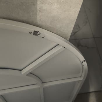 Organizasyon Outlet Ürünün Üzerinde Sonradan Yapılmış Boya Atmaları Ve Ezik Göçükler