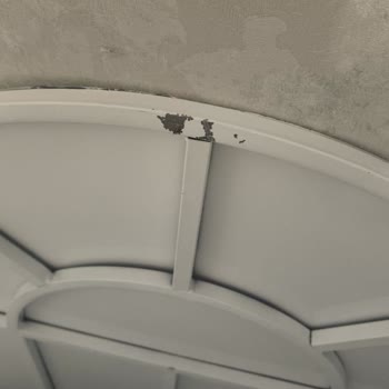 Organizasyon Outlet Ürünün Üzerinde Sonradan Yapılmış Boya Atmaları Ve Ezik Göçükler