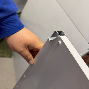 Organizasyon Outlet Ürünün Üzerinde Sonradan Yapılmış Boya Atmaları Ve Ezik Göçükler