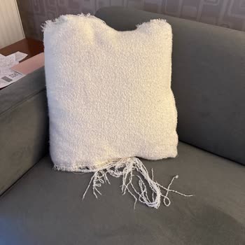 Kusurlu Kırlent Ve Müşteri Hizmetlerinden Cevap Yokluğu