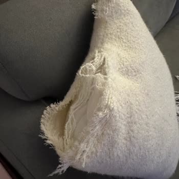 Kusurlu Kırlent Ve Müşteri Hizmetlerinden Cevap Yokluğu