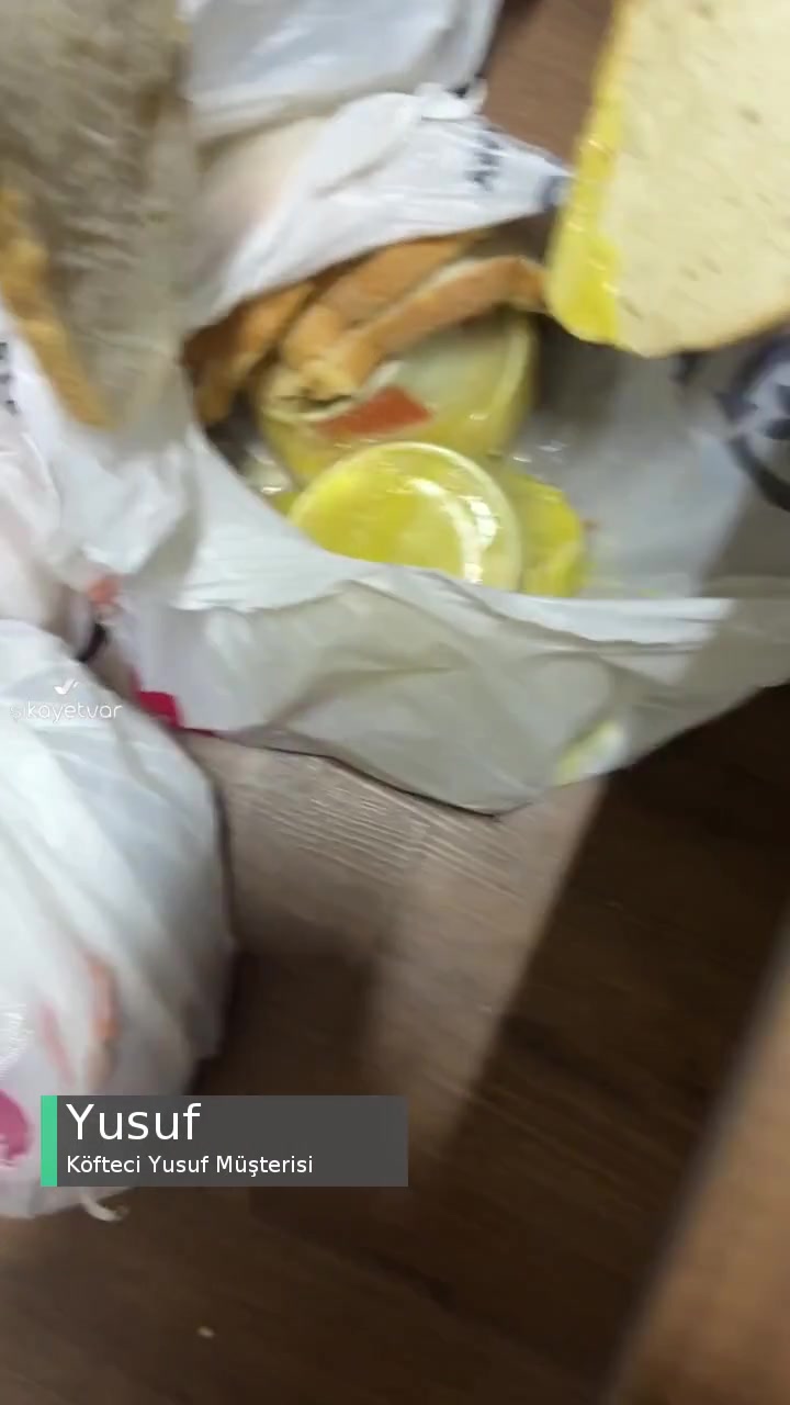 Köfteci Yusuf Çorba Patlamış Akmış, Köfteler Kapağı Açık, İlgi Yok! videonun kapak resmi