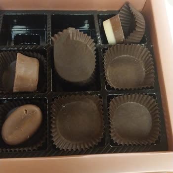 Liva Pastanesi | Livashop.com Hem Çikolataların Hem De Kuru Pastaların Bayat Olduğunu Fark Ettik