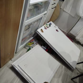 Kapakları Kendiliğinden Düşen Bosch Buzdolabı İçin Acil Garanti Değişim Talebi