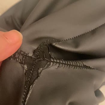 Mine Tan Butik'ten Alınan Siyah Mat Taytın Dikişleri Yarım Günde Parçalandı
