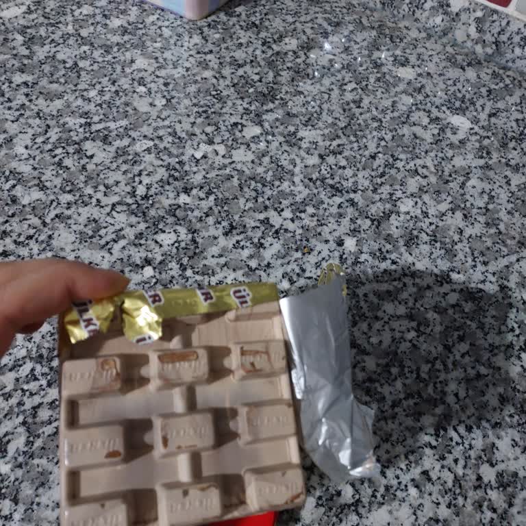 Şok Markette Satılan Ülker Çikolatasının Renk Değişikliği Ve Son Kullanma Tarihi Sorunu