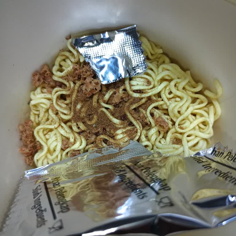 İndomie Tavuklu Hazır Makarnada Böcek Çıktı Ve Müşteri Hizmetlerine Ulaşılamadı