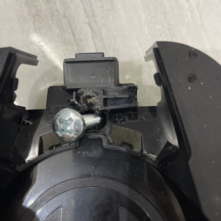 Eksik Ve Büyük Vidalarla Montaj Aparatı Çatladı, Ücretsiz Değişim İstiyorum