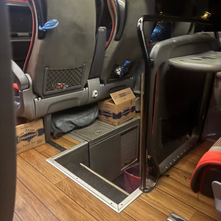 Otobüs İçinde Yemek Yiyen Çalışanlar Ve Kötü Havalandırma Yolculukta Rahatsızlık Yarattı