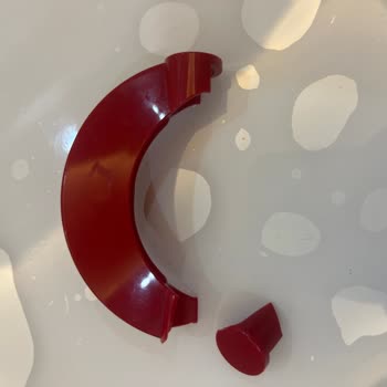 Dyson V12 Süpürge Çöp Haznesi Kolu Normal Kullanımda Kırıldı