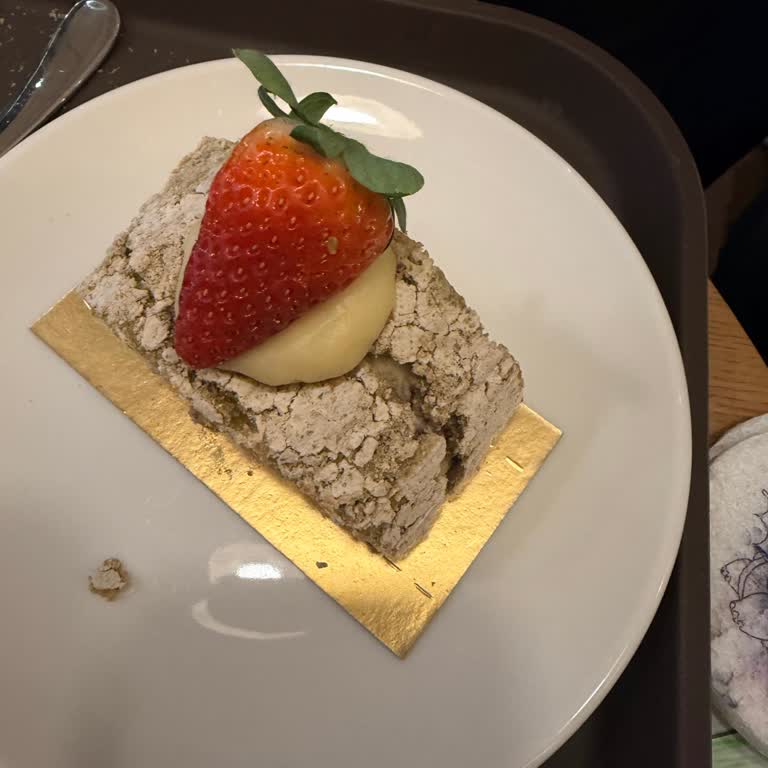 Böcekli Pasta Ve Personelin Suçlayıcı Üslubu