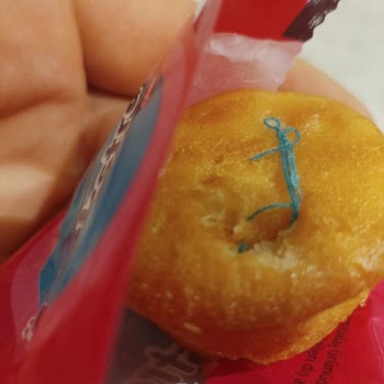 Ülker Çilekli Kekte İplik Parçası Bulunması Sağlık Endişesi Yaratıyor