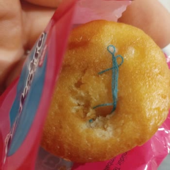 Ülker Çilekli Kekte İplik Parçası Bulunması Sağlık Endişesi Yaratıyor