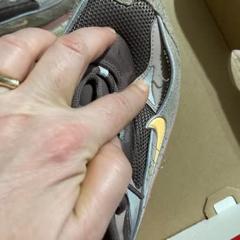 Yüksek Fiyatlı Nike Air Max Bliss Ayakkabısında Dikiş Atığı Ve Kullanıcı Hatası Reddi