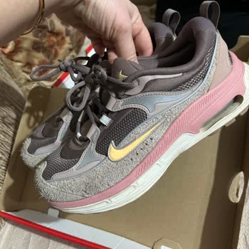 Yüksek Fiyatlı Nike Air Max Bliss Ayakkabısında Dikiş Atığı Ve Kullanıcı Hatası Reddi