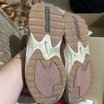 Yüksek Fiyatlı Nike Air Max Bliss Ayakkabısında Dikiş Atığı Ve Kullanıcı Hatası Reddi