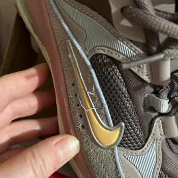 Yüksek Fiyatlı Nike Air Max Bliss Ayakkabısında Dikiş Atığı Ve Kullanıcı Hatası Reddi