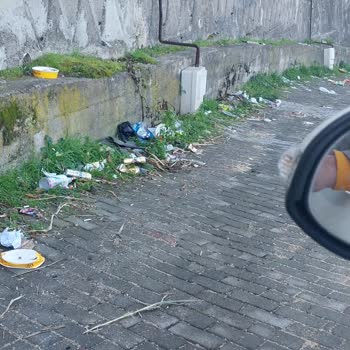 Altınkum Caddesi Ve Okul Çevresinde Temizlik İhmali Rutin Hizmet İstiyoruz