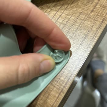 Oioi Mama Önlüğünde Boyun Bağlantısı Kırıldı Ve Toka Çatladı