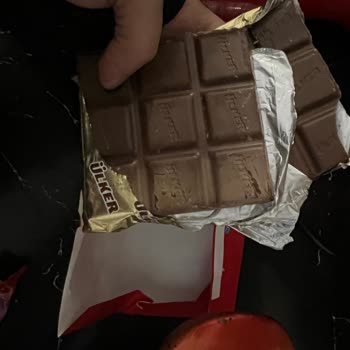 Ülker Çikolatasındaki Beyaz Lekeler Ve Bozuk Koku Yiyeme Engelledi