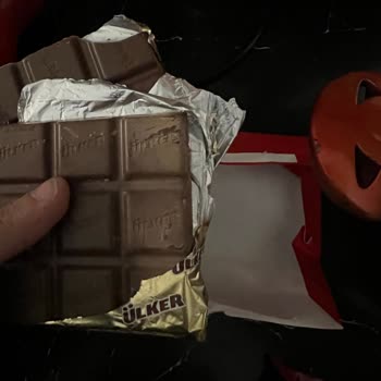 Ülker Çikolatasındaki Beyaz Lekeler Ve Bozuk Koku Yiyeme Engelledi