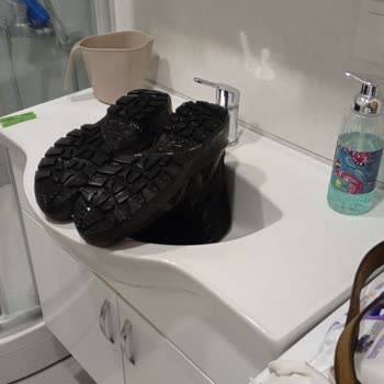 YDS Boots Yanıltıcı Waterproof Ve Kaymaz Özellikleriyle Satılan Botta Su Geçirme Ve Kayma Sorunu