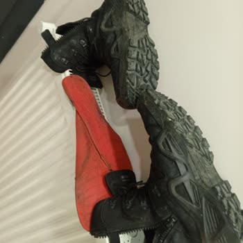 YDS Boots Yanıltıcı Waterproof Ve Kaymaz Özellikleriyle Satılan Botta Su Geçirme Ve Kayma Sorunu