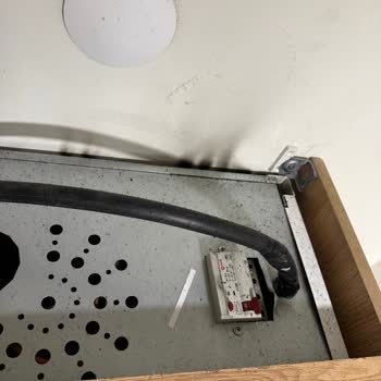 Explosion und Rauchentwicklung bei Termodinamik elektrischem Heizkessel ohne schnelle Hilfe