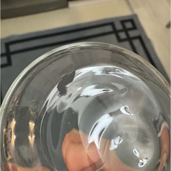 Perotti Çay Takımında Kırık Bardaklar Ve Anlık Patlama