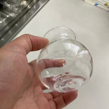 Perotti Çay Takımında Kırık Bardaklar Ve Anlık Patlama