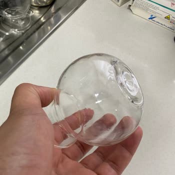 Perotti Çay Takımında Kırık Bardaklar Ve Anlık Patlama