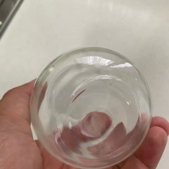 Perotti Çay Takımında Kırık Bardaklar Ve Anlık Patlama